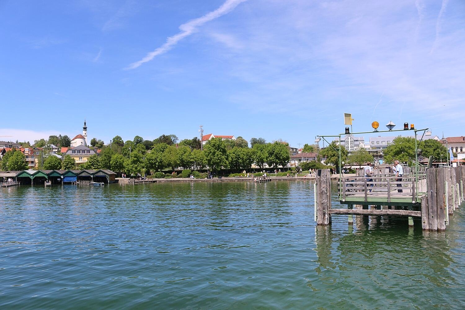 Blick vom Starnberger See auf die Uferpromenade und den Schiffsanleger in Starnberg